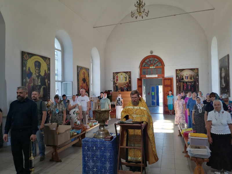 В Покровском храме слободы Шапошниковка встретили праздник Происхождения честных древ Животворящего Креста Господня