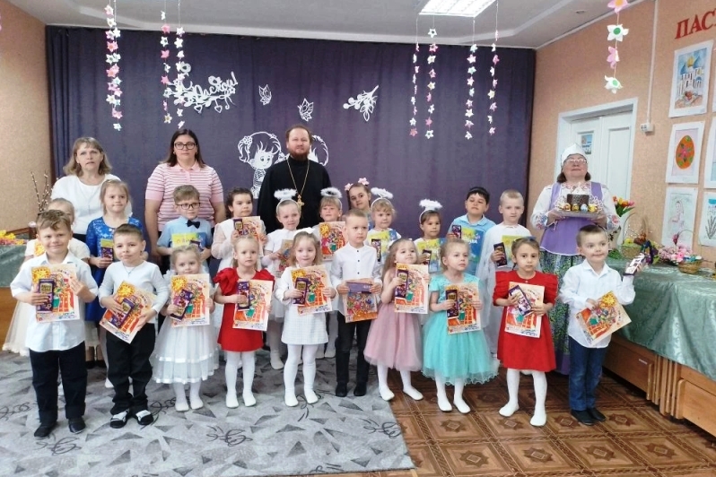 Благочинный Богучарского церковного округа поздравил воспитанников детского сада «Звездочка» села Дьяченково с праздником Светлой Пасхи