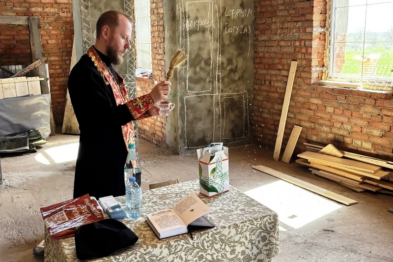 Иерей Ярослав Манохин совершил чин благословения при начале сеяния в строящемся храме Покрова Пресвятой Богородицы села Новобогородицкое