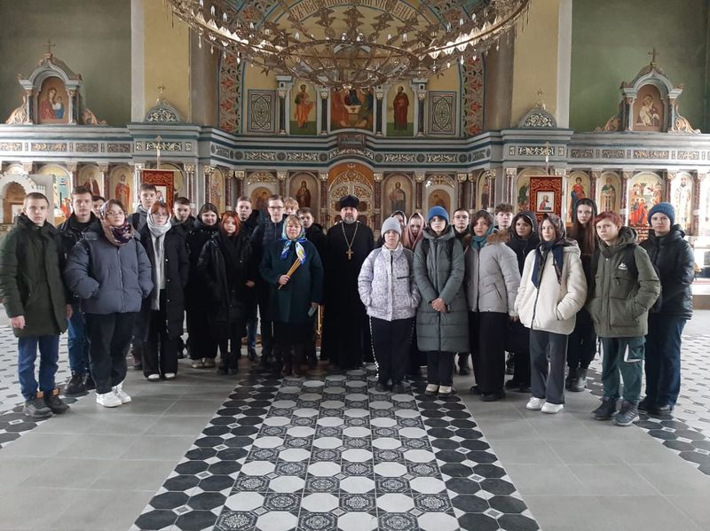 Учащиеся Кантемировской школы посетили с экскурсией Троицкий храм