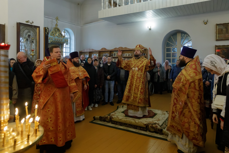 В Неделю 2-ю по Пасхе, апостола Фомы, епископ Дионисий возглавил праздничное богослужение в Казанском храме поселка Каменка
