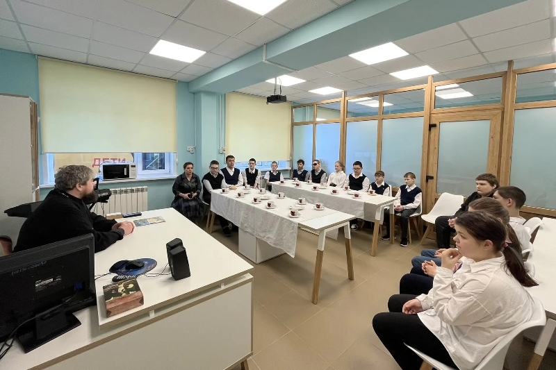 От Сретения до Прощеного воскресенья: протоиерей Евгений Бей провел просветительскую встречу с учащимися Павловской школы‑интернат № 1