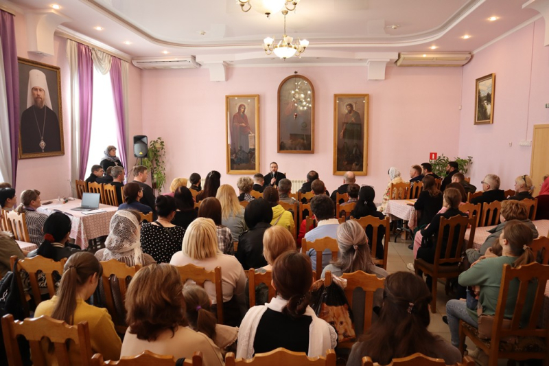 Правящий Архиерей встретился с родителями и воспитанниками воскресной школы «Добро» при Свято-Ильинском кафедральном соборе города Россоши