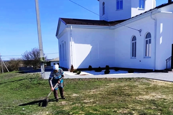 Прихожане Михайло-Архангельского храма села Нижний Карабут подготовили храм к встрече Святой Пасхи