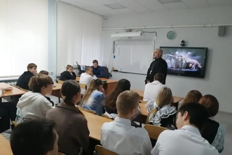 Священник провел профилактическую беседу со старшеклассниками в Александровской СОШ