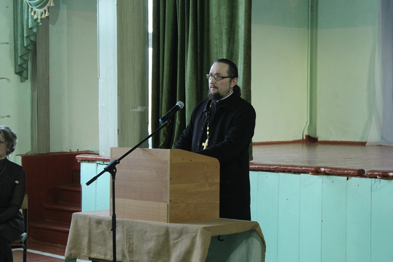 Благочинный Острогожского церковного округа принял участие в общешкольном родительском собрании