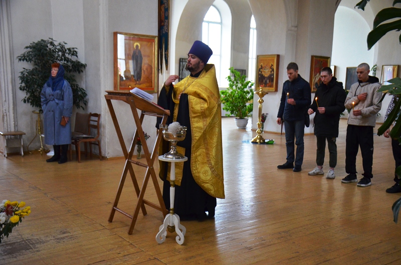 Священник совершил молебен для призывников в с. Верхний Мамон