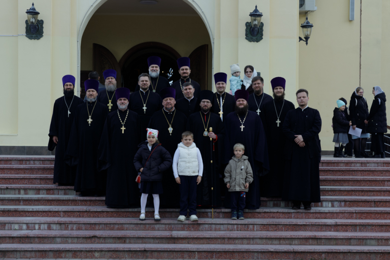 В праздник Светлого Христова Воскресения Преосвященнейший епископ Дионисий совершил Пасхальную великую вечерню в Свято-Ильинском кафедральном соборе г. Россоши