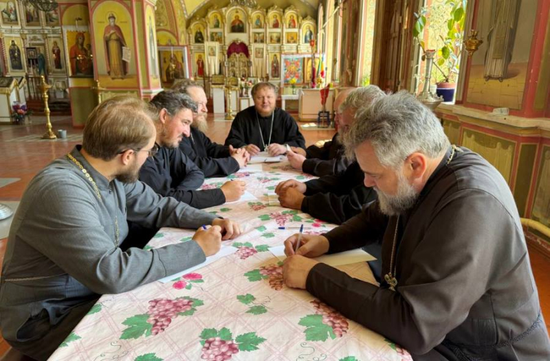 В Михайло-Архангельском храме прошло богослужение и рабочее совещание духовников казачьих обществ Россошанской епархии 