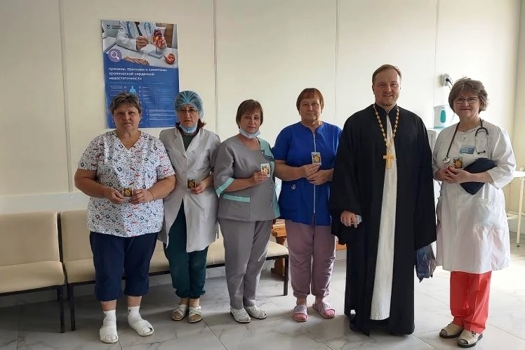 Помощник благочинного по миссионерской работе посетил Ольховатскую районную больницу