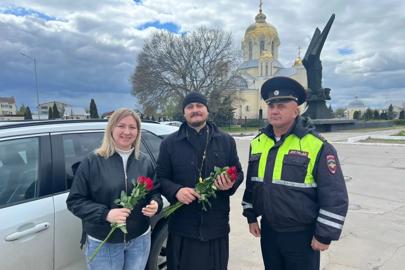 Клирик Россошанского благочиния поздравил женщин с днем жен-мироносиц