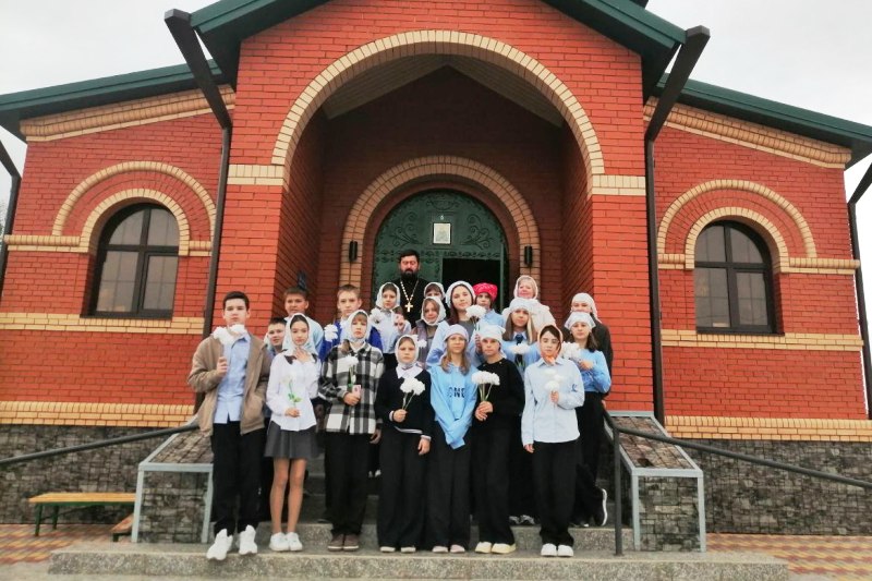 Учащиеся СОШ № 1 пгт. Подгоренский посетили местный храм во имя святого преподобного Сергия Радонежского