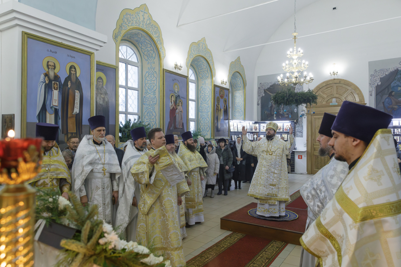 Епископ Россошанский и Острогожский Дионисий возглавил праздничное богослужение в храме святого мученика Иоанна Воина города Богучара