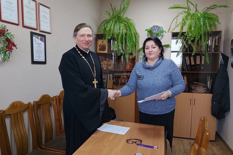 Соработничество во благо воспитания: храм Сретения Господня и школа № 4 города Острогожска подписали договор о сотрудничестве