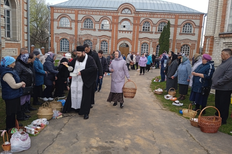 Освящение пасхальной снеди в Казанском храме поселка Каменки
