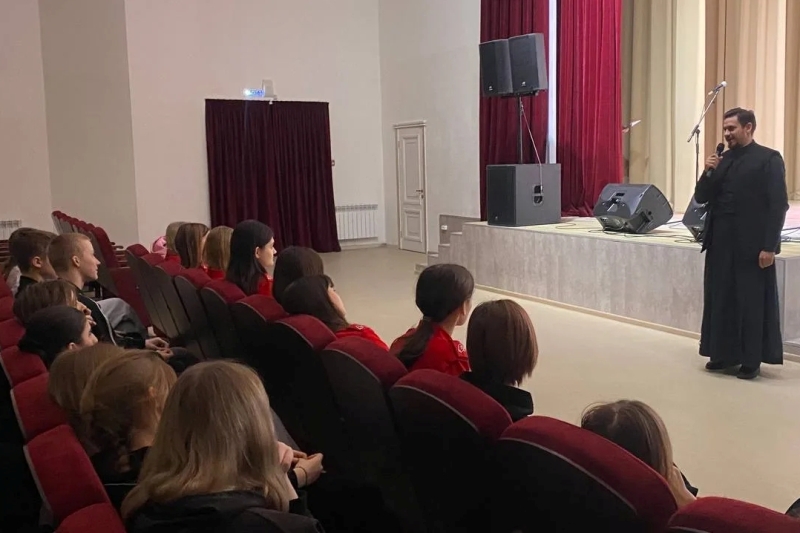 Культурный код России: в селе Митрофановка Кантемировского района состоялся откровенный диалог священника со школьниками