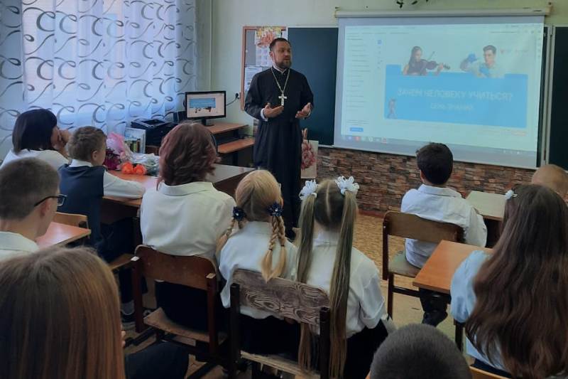 Клирик Богучарского благочиния ответил на главные вопросы учащихся Осиковской СОШ