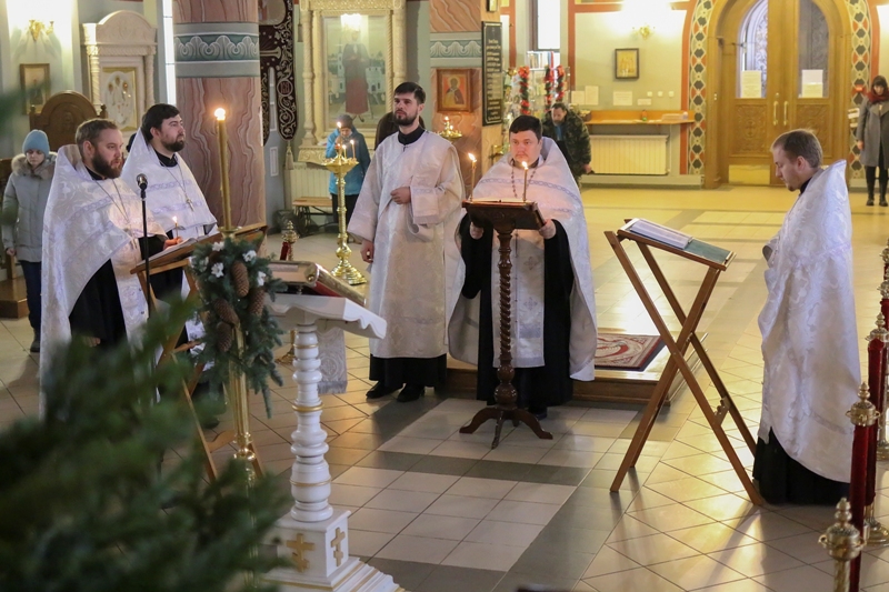 Праздничное богослужение в Рождественский сочельник в Свято-Ильинском соборе г. Россошь