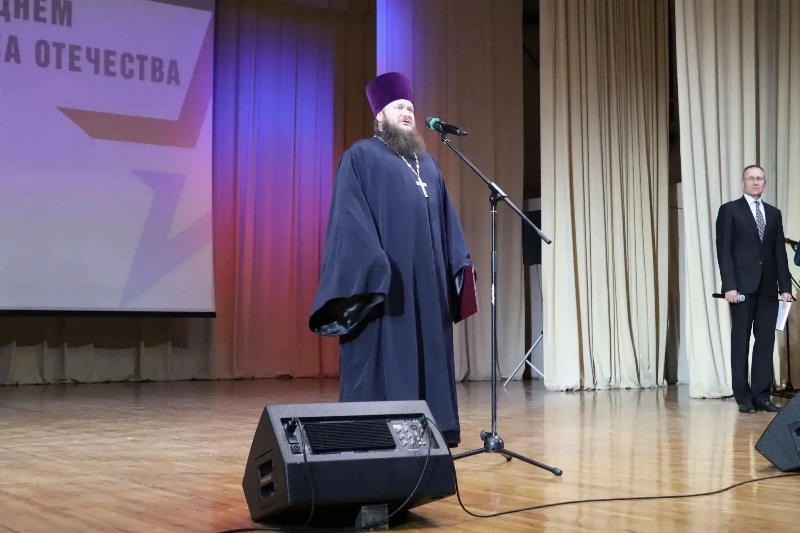 Секретарь Россошанской епархии принял участие в торжественном концерте, приуроченном ко Дню защитника Отечества