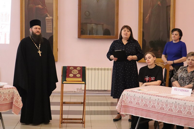 В воскресной школе Ильинского кафедрального собора состоялась дискуссия среди учителей общеобразовательных школ «Священное Писание в школе: источник смыслов, образов и воспитания».