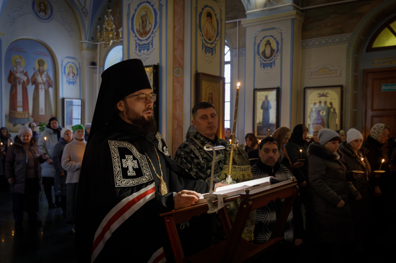 Во вторник первой седмицы Великого поста Преосвященнейший епископ Дионисий совершил повечерие с чтением Великого канона прп. Андрея Критского в Тихоновском соборном храме города Острогожска