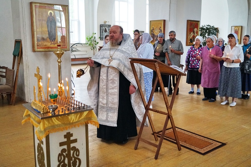 Панихида в Свято-Митрофановском храме села Верхний Мамон по погибшим после ракетной атаки в Воронеже