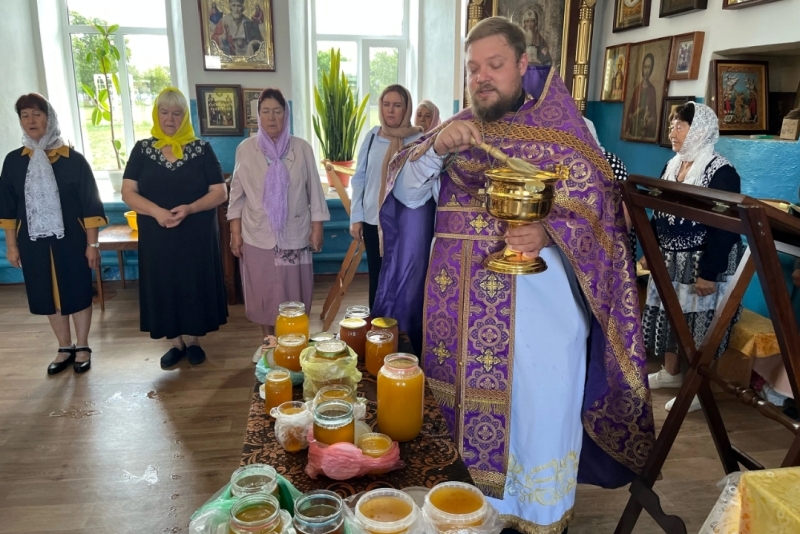 В храме иконы Божией Матери «Казанская» с. Покровка Острогожского района совершены торжественные богослужения и освящен мед