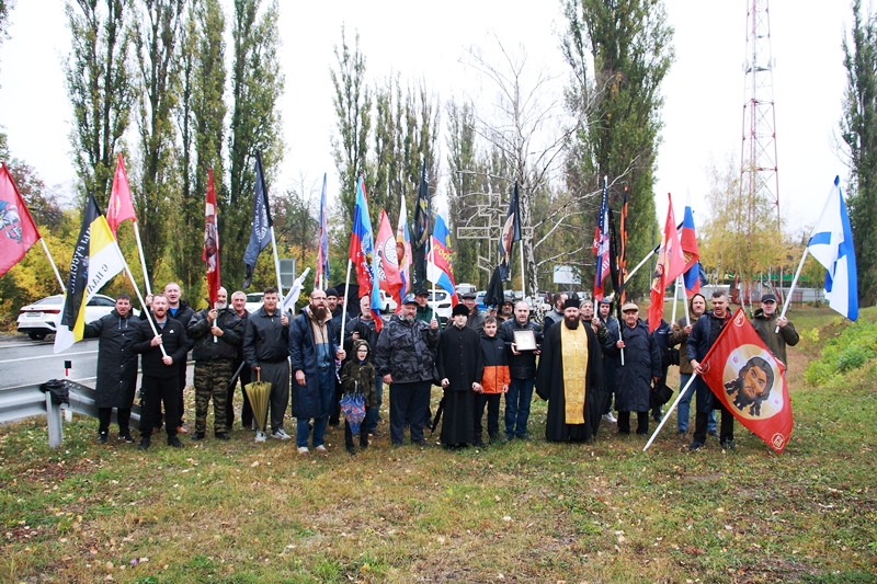 У поклонного креста при въезде в поселок Каменка совершен традиционный Братский молебен