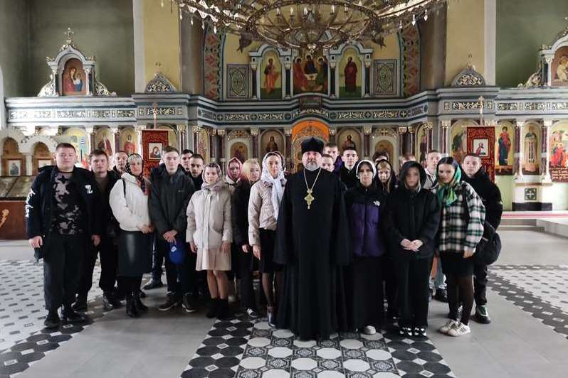 В Международный день молодежи в Богучарском благочинии состоялась встреча священника с молодыми людьми