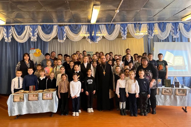 В Нижнемамонской школе прошла духовная встреча ко Дню православной книги с участием настоятеля местного храма иерея Василия Яковлева