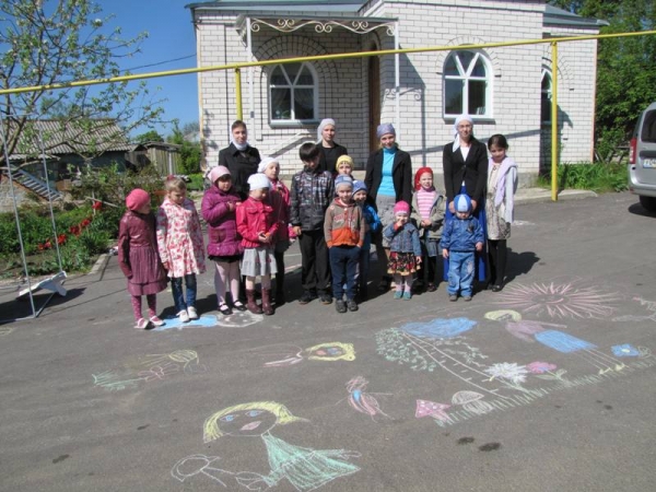 4 мая в Неделю жен – мироносиц прихожанки храма св. мч. Иоанна Воина г. Богучар были поздравлены с праздником