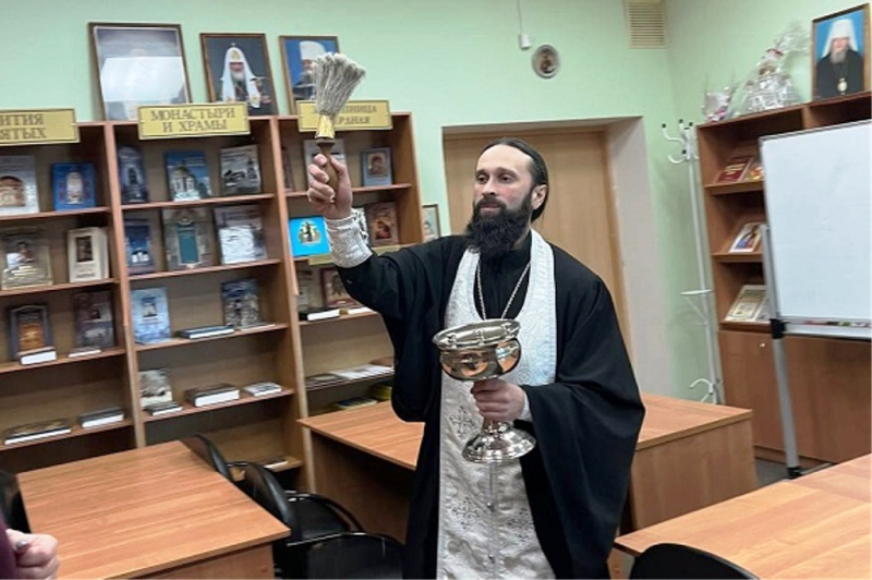 Духовник воскресной школы «Добро» совершил молебен, кропление и пообщался с родителями учащихся