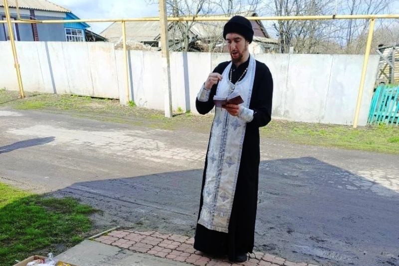 В селе Девица Острогожского благочиния совершено освящение пасхальной снеди: куличи и яйца передадут воинам
