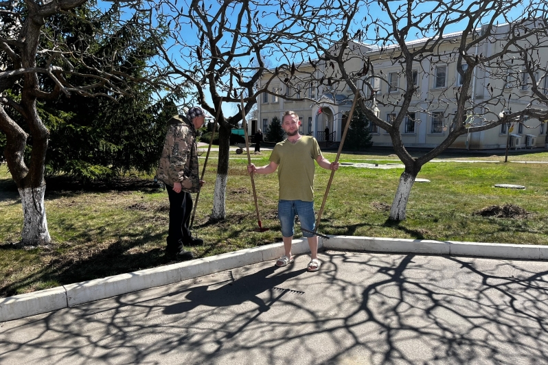 Субботник на территории Свято‑Ильинского кафедрального собора города Россошь