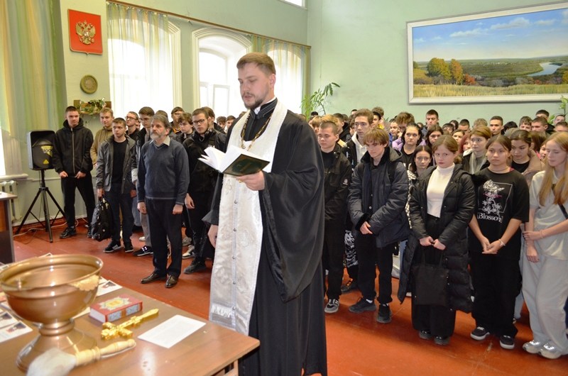 В Павловском благочинии в ГБПОУ ВО «Павловский техникум» священник совершил молебен