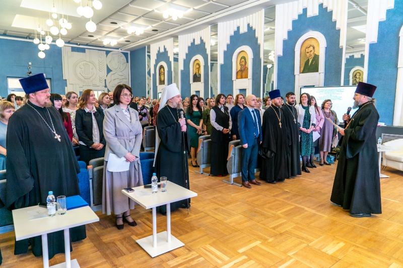 Руководитель отдела религиозного образования и катехизации Россошанской епархии иерей Ярослав Манохин принял участие в церемонии открытия XVII Благовещенских педагогических чтений