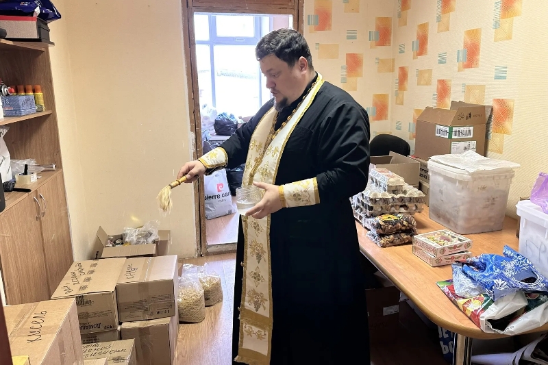 Благочинный Калачеевского церковного округа освятил очередной гуманитарный груз для участников специальной военной операции