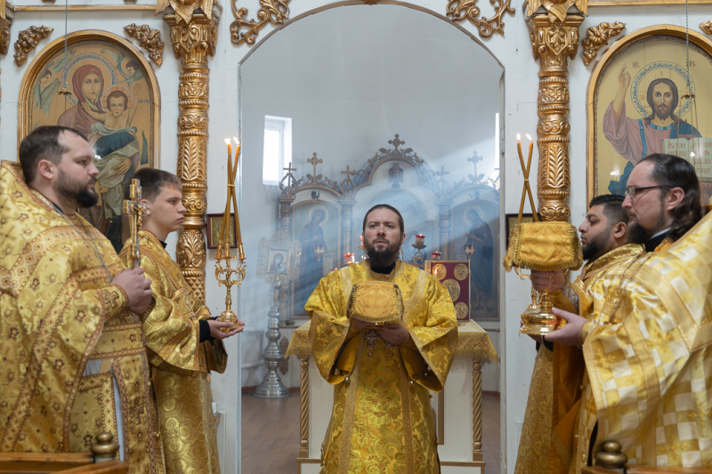 Правящий Архиерей совершил Литургию в Георгиевском храме села Терновое Острогожского района