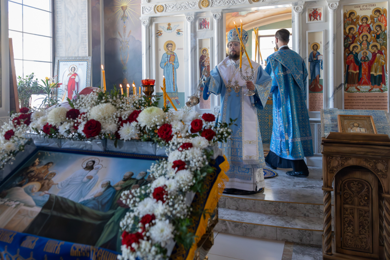 Преосвященнейший Дионисий, епископ Россошанский и Острогожский, в праздник Успения Пресвятой Богородицы возглавил Божественную литургию в Успенском храме города Калач