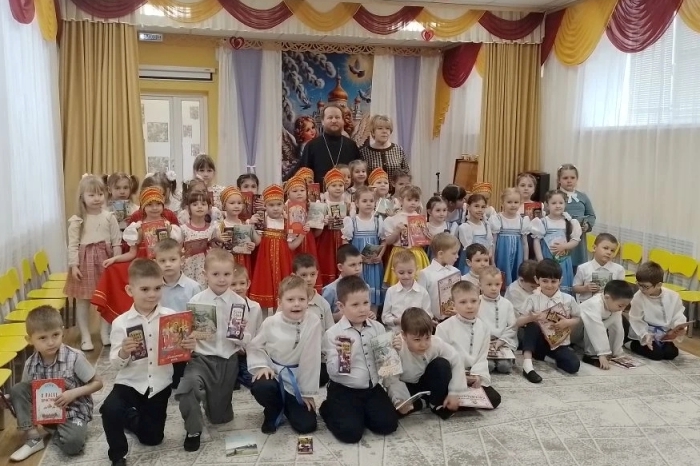 Благочинный посетил Пасхальный утренник в детском саду «Родничок» города Богучар