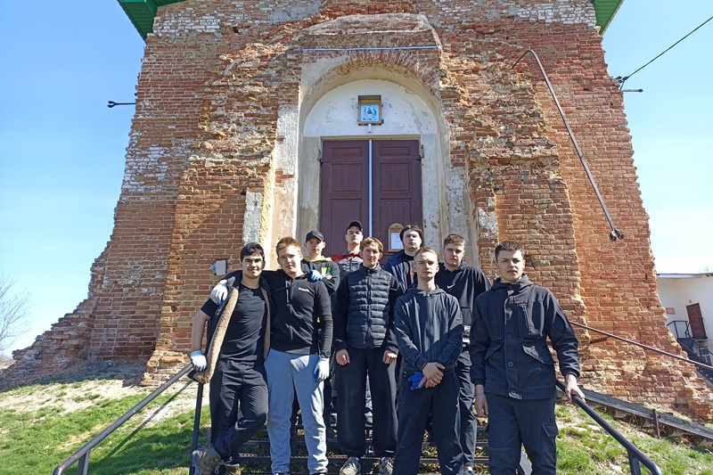 Волонтеры Острогожского многопрофильного техникума помогли навести порядок у руинированного храма в селе Криница Острогожского благочиния