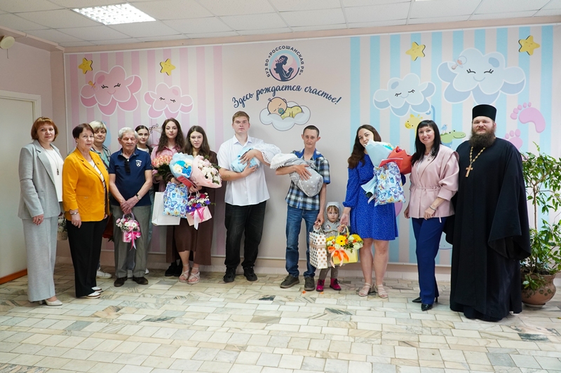 В Международный день семьи секретарь Епархиального управления посетил Россошанский роддом