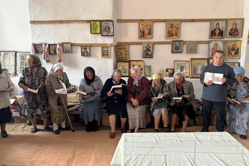 В храме села Хрещатое совершена Божественная литургия: иерей Евгений Чорноус возглавил богослужение и подарил прихожанам Библии