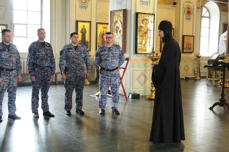 Священнослужитель провел беседу о Страстной седмице с сотрудниками Росгвардии в Острогожске