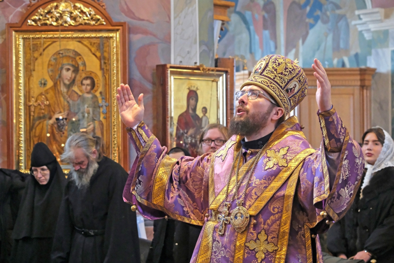 В Неделю Крестопоклонную епископ Дионисий совершил Божественную литургию в Свято-Троицком соборе Серафимо-Дивеевского монастыря в с. Дивеево Нижегородской области