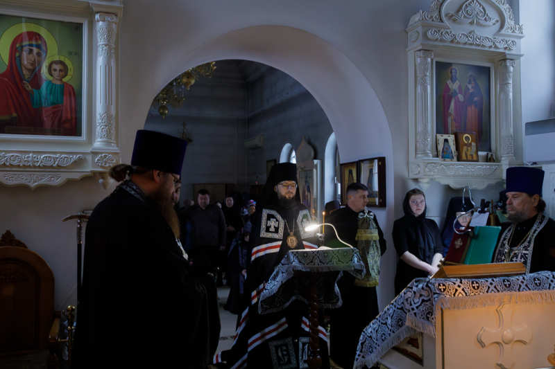 В среду первой седмицы Великого поста епископ Дионисий совершил повечерие с чтением Великого канона прп. Андрея Критского в Костомаровском Спасском монастыре