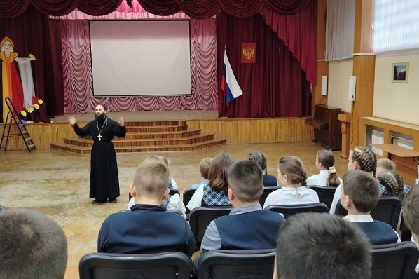 Священник Россошанского благочиния посетил школу в г. Россошь