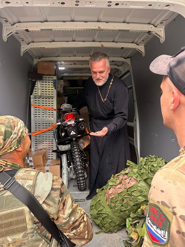Руководитель епархиального отдела посетил с гуманитарной миссией военные подразделения