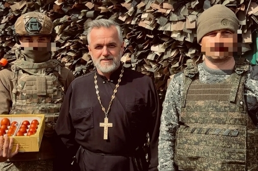 Настоятель Троицкого храма села Новая Калитва передал пасхальную снедь военнослужащим