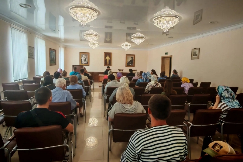 В актовом зале Епархиального управления прошла встреча взрослой воскресной школы, посвященная памяти Русских святых